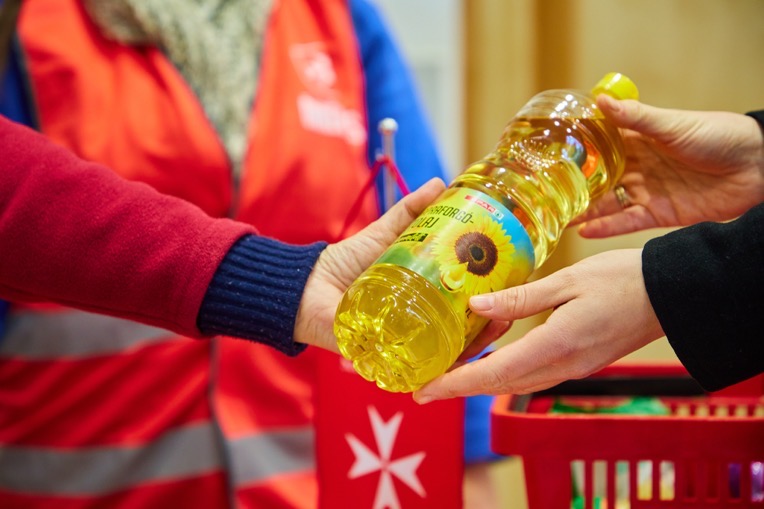 Önkéntesek adományokat adnak át