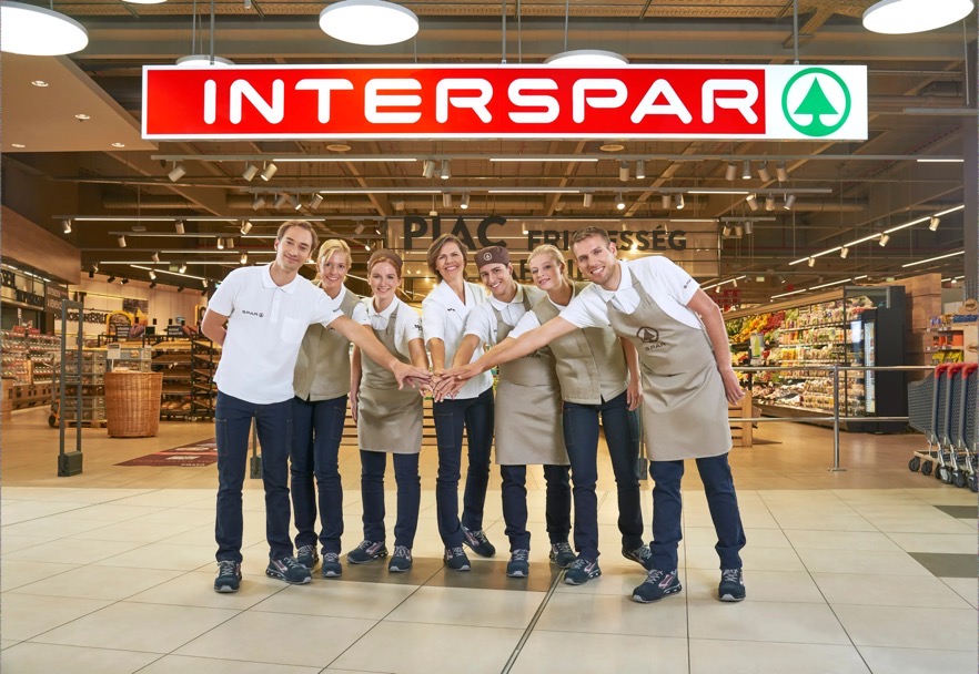 SPAR munkatársak egy INTERSPAR áruház előtt