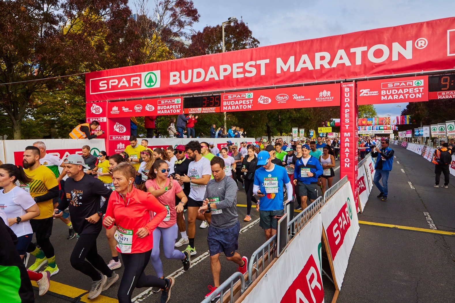 Futók a SPAR Budapest Maraton rajtjánál