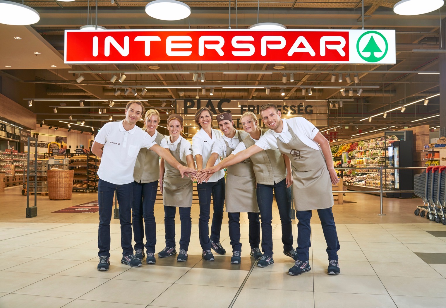SPAR munkatársak csoportképe egy INTERSPAR áruházban