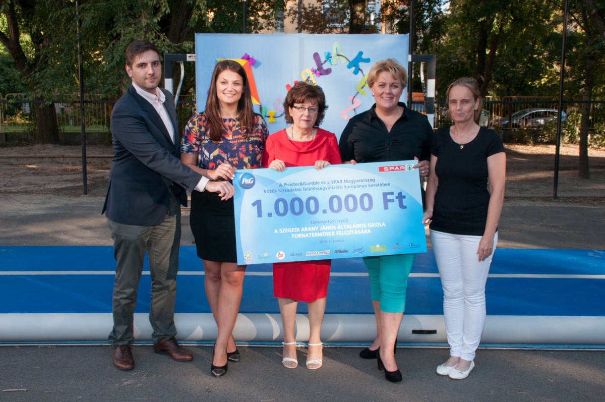 Tornatermek felújítására több mint 5 millió forintot adományozott a spar és a p&g