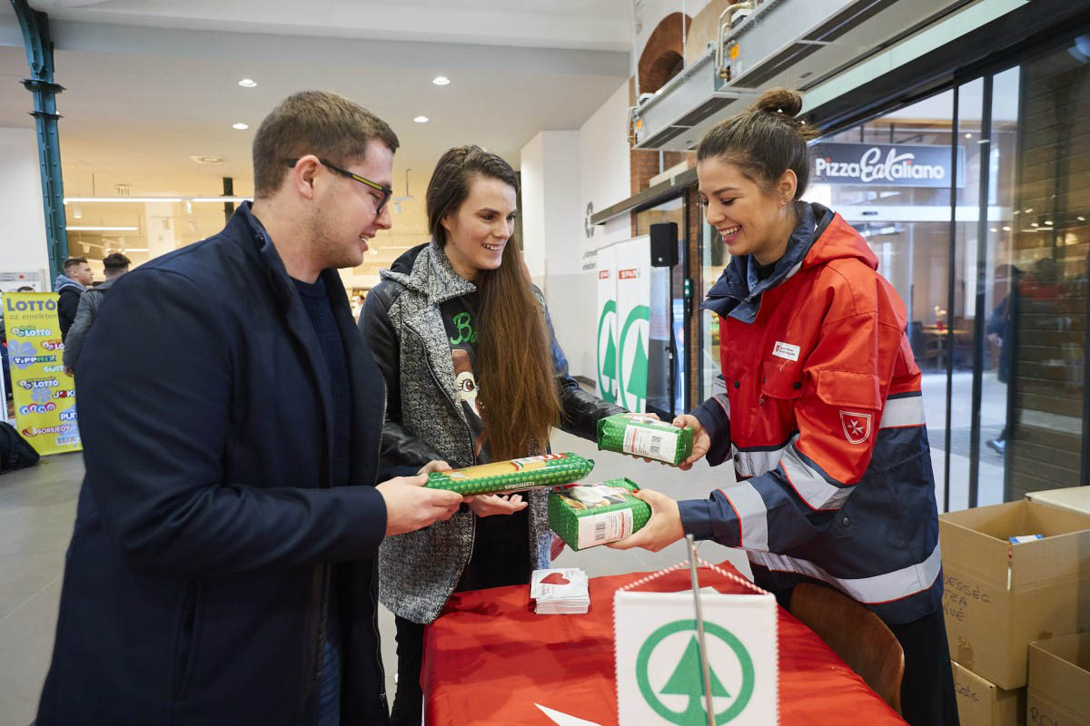 Több mint 284 tonna élelmiszert adtak a SPAR vásárlói nehéz sorsú embereknek