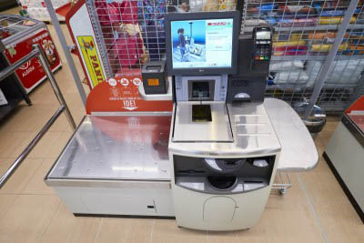 Önkiszolgáló kasszák segítik a vásárlást a spar-nál