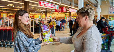 Idén több mint 10 ezer kilogramm száraz táppal segítették a menhelyi állatokat a SPAR-vásárlói